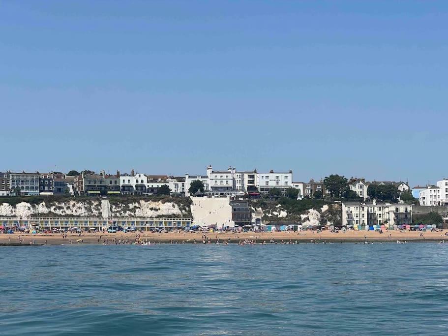 Cosy Coach House Garden Apartment By The Sea, Own Entrance Door, Garden Terrace With Exclusive Rear Door Access & Free Reserved Parking Space Only 2 Mtrs From Your Apt Door! Early Checkin From 3Pm And Late Check Out Till 11Am Available! Broadstairs Luaran gambar