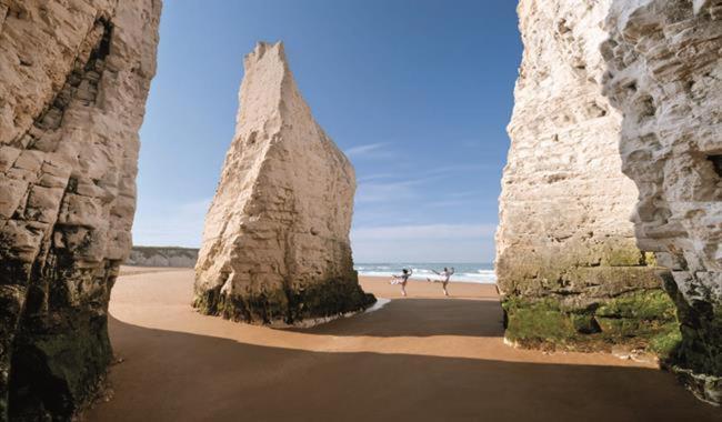 Cosy Coach House Garden Apartment By The Sea, Own Entrance Door, Garden Terrace With Exclusive Rear Door Access & Free Reserved Parking Space Only 2 Mtrs From Your Apt Door! Early Checkin From 3Pm And Late Check Out Till 11Am Available! Broadstairs Luaran gambar