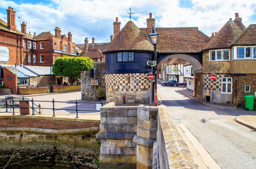 Cosy Coach House Garden Apartment By The Sea, Own Entrance Door, Garden Terrace With Exclusive Rear Door Access & Free Reserved Parking Space Only 2 Mtrs From Your Apt Door! Early Checkin From 3Pm And Late Check Out Till 11Am Available! Broadstairs Luaran gambar